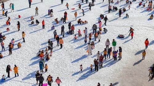 2023年12月31日，慶陽(yáng)市環(huán)縣古城游人如織，人氣爆棚。元旦假期，古城吸引了眾多游人前來(lái)參觀游覽和度假。