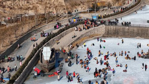 2023年12月31日，慶陽(yáng)市環(huán)縣古城游人如織，人氣爆棚。元旦假期，古城吸引了眾多游人前來(lái)參觀游覽和度假。