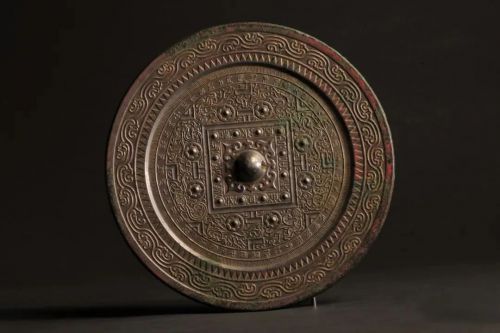 漢代，國家一級文物。鎮(zhèn)原縣平泉公社八山洪溝隊王選德交。直徑21.2厘米，厚0.6厘米。圓形，圓鈕，四葉紋鈕座。方框內(nèi)有十二枚小乳釘及十二辰銘文：“子、丑、寅、卯、辰、已、午、未、申、酉、戌、亥”，方框外再飾八枚較大乳釘。規(guī)矩紋將鏡背分為四方八區(qū)，內(nèi)飾各種飛禽走獸，其中有青龍、白虎、朱雀、玄武等。外區(qū)銘文共四十九字：“新有善銅出丹陽調(diào)瀾治鏡大毋傷左龍右虎掌四彭朱鳥玄武順陰陽子孫備具居中央長保二親如候王千秋萬歲樂未央”。近邊緣一周短線紋，一周鋸齒紋，一周云紋。此鏡品相頗佳，具有很高的藝術價值、科學價值。