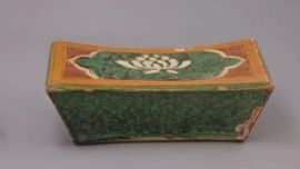 尋寶博物館丨三彩荷花紋銀錠形枕