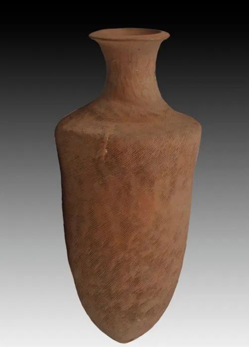 繩紋大型尖底瓶  新石器時代，國家一級文物，慶陽縣董志公社秦馮嘴扁擔峁李發(fā)奎交。高46厘米，口徑14厘米。泥質紅陶，喇叭形口，束頸，平肩，斜腹下收，小尖底，通體飾斜繩紋。器型規(guī)整，美觀大方，具有很高的歷史、藝術價值。