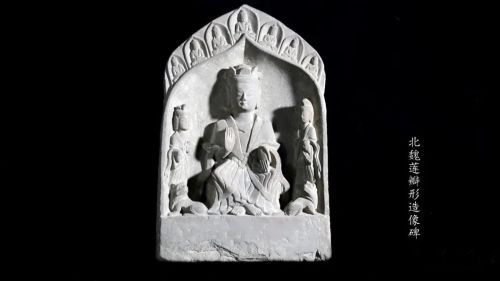 北魏蓮瓣形造像碑為國家一級文物，出土于合水縣老城鎮(zhèn)東關(guān)村。長36厘米，寬24厘米，高21厘米。蓮瓣形，龕楣上雕七佛造像，龕內(nèi)交腳佛端坐正中，戴法冠，披袈裟，兩側(cè)侍立脅侍菩薩，雙手合什，龕門臥二獅。蓮瓣形造像碑它以精巧的構(gòu)思和完美的藝術(shù)造型享譽(yù)海內(nèi)外。1993年、1996年兩次代表合水石刻藝術(shù)精華，參加了甘肅省“絲綢之路佛教藝術(shù)展”遠(yuǎn)赴日本、美國展出，受到無數(shù)海內(nèi)外佛學(xué)專家的高度贊譽(yù)。