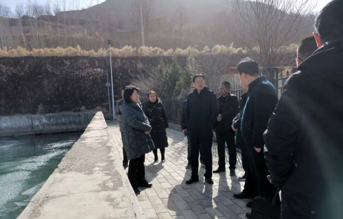 1月9日下午，王金龙现场就庆城县增建纸坊沟调蓄水库方案进行讨论