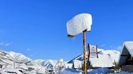 新疆喀納斯突發(fā)雪崩：上千名游客滯留，警車開路護送撤離