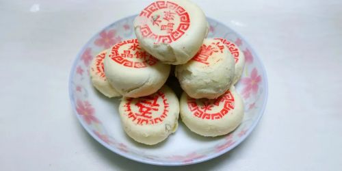 早勝點(diǎn)心，在十里八鄉(xiāng)乃至整個(gè)早勝塬是聞名遐邇。最早的老字號(hào)：有權(quán)家點(diǎn)心，姜家點(diǎn)心，袁家點(diǎn)心。早勝點(diǎn)心食材講究，做工精細(xì)，油皮酥脆，餡料香甜。早勝點(diǎn)心用精粉豬油做酥皮，餡料用冰糖青紅絲。品種有五仁點(diǎn)心，水晶餅，酥饃為主。現(xiàn)在仍然經(jīng)營(yíng)的老字號(hào)：新民德點(diǎn)心，因口感好，味道正而享譽(yù)早勝塬。也是很多人兒時(shí)的味道，純正的家鄉(xiāng)味。