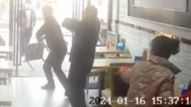 執(zhí)法人員店內(nèi)打砸扇耳光 已道歉