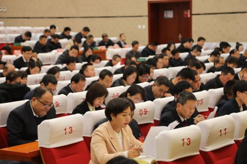 委員們認(rèn)真閱讀工作報(bào)告