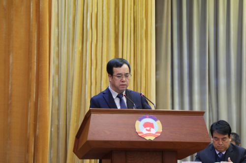 姚德學(xué)代表十屆縣政協(xié)常務(wù)委員會(huì)向大會(huì)作常委會(huì)工作報(bào)告