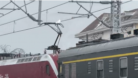 武漢鐵路回應(yīng)高鐵“一路火花帶閃電”：凍雨導(dǎo)致裝置結(jié)冰形成，組織上千工人24小時(shí)掃雪除冰