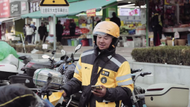 三年掙百萬外賣小哥留滬過年，“不管質(zhì)疑，只想安心掙錢”