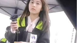 廣西高速收費(fèi)員因太美走紅，單位回應(yīng)：是一名志愿者