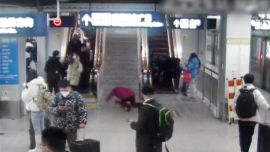 地鐵小姐姐連摔兩跤，“滑跪”到電梯口，只為第一時(shí)間按下急停按鈕