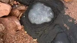 青島三浴海邊有火山蛋，里面藏著瑪瑙、鉆石？！有人拿著錘子敲開(kāi)石頭