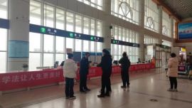 西峰區(qū)彭原鎮(zhèn)：普法宣傳進(jìn)機(jī)場(chǎng) 法治意識(shí)伴旅途