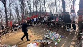 三個(gè)空瓶換一個(gè)圈！大爺在山頂擺攤套圈已20余年，網(wǎng)友點(diǎn)贊：一舉多得