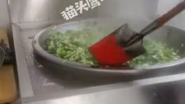 “學(xué)校食堂用油漆鐵鍬炒菜”？官方通報(bào)來(lái)了