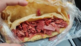 制售假驢肉產(chǎn)業(yè)鏈調(diào)查：母豬肉變身驢肉，添加劑超標(biāo)催生致癌物