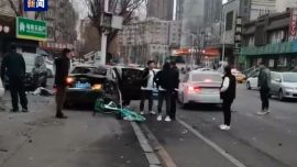 遼寧沈陽(yáng)一轎車沖入人行道，造成1人死亡4人受傷