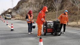鎮(zhèn)原公路段灌縫“療傷”保障出行