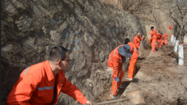 【“五個一百”百日養(yǎng)護競賽】鎮(zhèn)原段公路養(yǎng)護進入“快進”模式