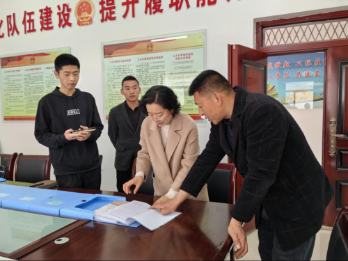 3月21日至22日，華池縣柔遠(yuǎn)鎮(zhèn)人大組織相關(guān)工作人員深入城關(guān)村、李莊村人大代表工作站開展走訪調(diào)研活動(dòng)。通過(guò)聽取情況介紹、查閱資料、座談交流等方式，詳細(xì)了解兩個(gè)村人大工作開展情況和工作站建設(shè)情況，并就下一步代表工作站建設(shè)提出了明確意見(jiàn)。