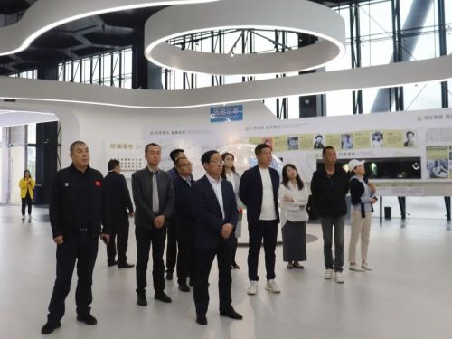 3月26日，屯字鎮(zhèn)人大組織部分人大代表開展2024年春季義務植樹造林活動。植樹現場，代表們主動認領栽樹區(qū)域，熱情高漲、干勁十足。他們拿起鐵鍬、鋤頭，分工協作，齊心協力栽好每一棵樹苗，呈現出一片熱火朝天的繁忙景象。下一步，屯字鎮(zhèn)人大將積極組織轄區(qū)內各級人大代表繼續(xù)深入宣傳愛綠、護綠、植綠的意義和全力參與苗木的后續(xù)管護工作，以實際行動引導社會各界參與鄉(xiāng)村綠化，形成生態(tài)共建共治共享新格局，擦亮生態(tài)底色。