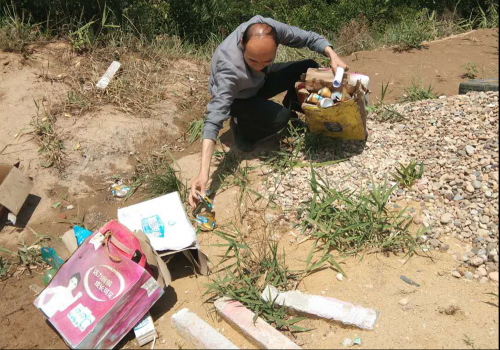 副局長李廣鵬同志帶隊為孤寡老人清理房前屋后垃圾