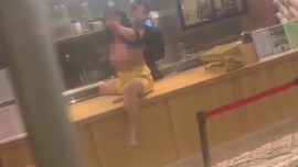 重慶一女子在奶茶店脫光上衣