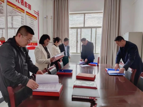 近日，華池縣人大常委會(huì)督查組赴鄉(xiāng)鎮(zhèn)督查代表&ldquo;兩聯(lián)系&rdquo;工作及&ldquo;家站點(diǎn)&rdquo;建設(shè)運(yùn)行情況。督查組先后深入各鄉(xiāng)鎮(zhèn)人大代表之家、人大代表工作站、聯(lián)絡(luò)點(diǎn)，通過(guò)聽(tīng)取匯報(bào)、交流互動(dòng)、查閱資料等方式，詳細(xì)了解&ldquo;家站點(diǎn)&rdquo;功能建設(shè)、代表聯(lián)絡(luò)、代表作用發(fā)揮、代表履職服務(wù)保障等工作情況，不斷推進(jìn)&ldquo;家站點(diǎn)&rdquo;提檔升級(jí)，激勵(lì)代表進(jìn)站履職，提高人大代表聯(lián)絡(luò)平臺(tái)的實(shí)效性和影響力。