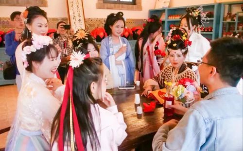 在桃花山仙桃园举行了“祭花神”仪式。
