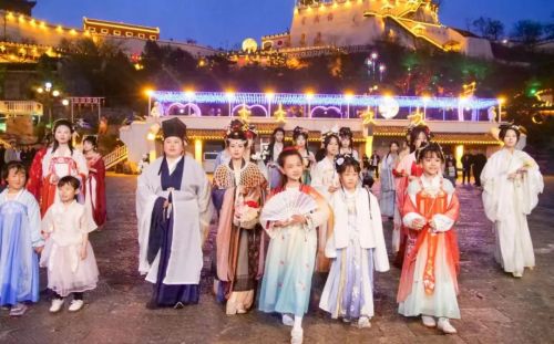 在桃花山仙桃园举行了“祭花神”仪式。