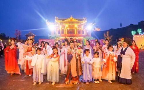在桃花山仙桃园举行了“祭花神”仪式。
