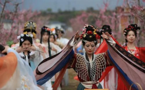 在药王洞养生小镇酒坊举行了“飞花令”对诗品酒活动。