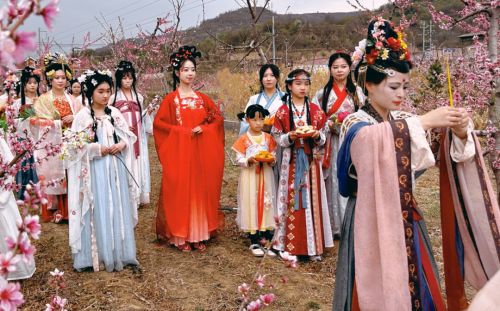 在药王洞养生小镇酒坊举行了“飞花令”对诗品酒活动。