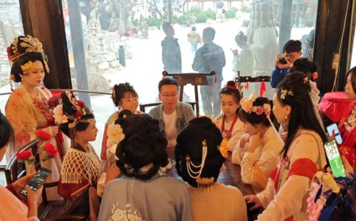 在药王洞养生小镇酒坊举行了“飞花令”对诗品酒活动。