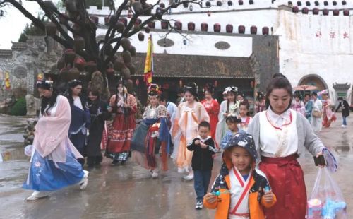 在药王洞养生小镇绣楼进行了“节目表演”。