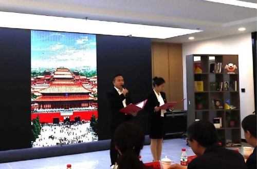 市商務(wù)局機(jī)關(guān)黨支部張博 鄭雅文 朗誦《祖國到底是什么》