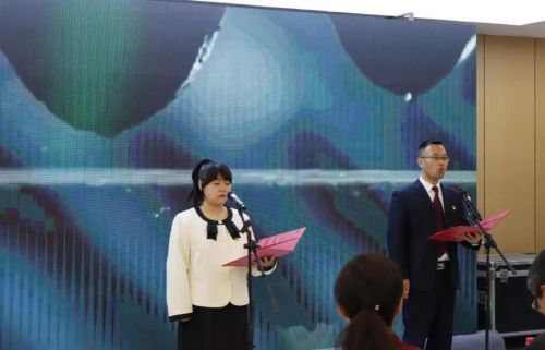 市商務(wù)局機(jī)關(guān)黨支部張超  安玉馨朗誦《祖國到底是什么》