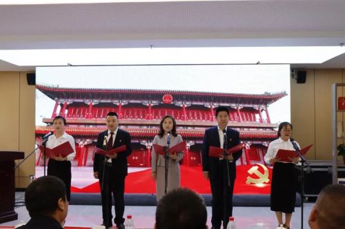  市商務(wù)局機(jī)關(guān)黨支部委員集體朗誦《永遠(yuǎn)跟黨走》