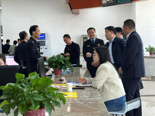 张鹏瑞局长与工作人员交流优化营商环境相关工作