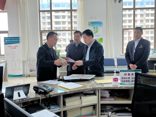 张鹏瑞局长陪企业负责人走流程并颁发营业执照