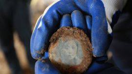 河北肅寧一抗戰(zhàn)烈士墓發(fā)現(xiàn)年輕女子照片，當(dāng)?shù)卣_展烈士尋親工作