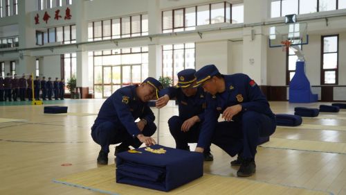 以比促练，争当内务标兵。