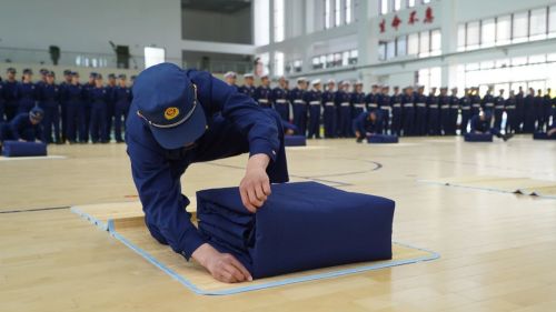 以比促练，争当内务标兵。
