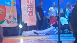 重慶一90歲老人壽宴上女歌手疑踩到演出服裙擺摔倒去世，警方回應(yīng)