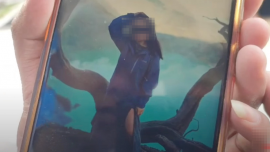 中國女游客在印尼火山拍照時(shí)墜崖身亡，遺體將運(yùn)回中國，丈夫悲痛撞墻