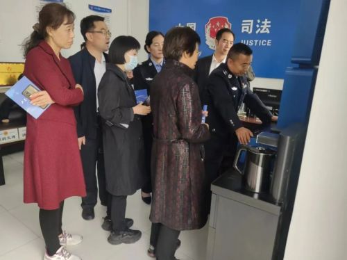 在西峰區(qū)溫泉司法所調(diào)研司法行政工作