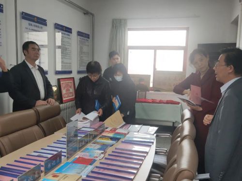 在西峰區(qū)安定路街道辦事處調(diào)研老王人民調(diào)解工作室工作