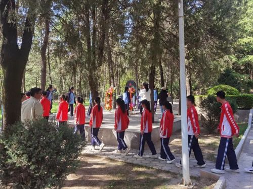 瞻仰王孝錫烈士紀(jì)念碑