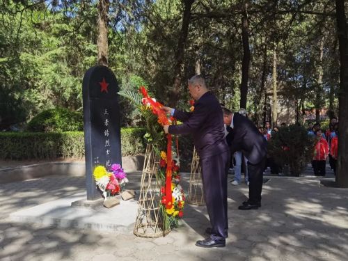 向王孝錫烈士紀(jì)念碑敬獻花籃